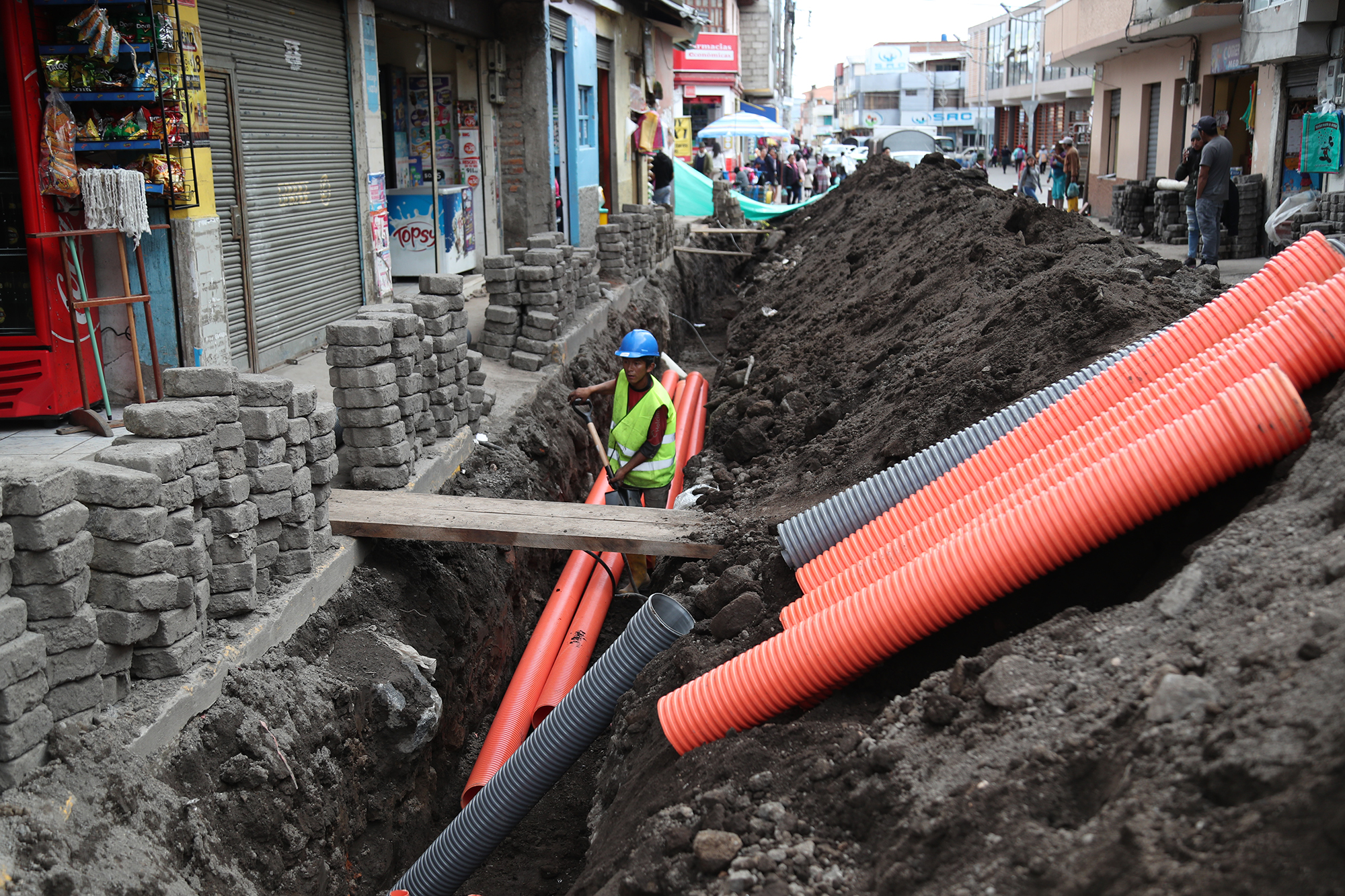 INICIÓ EL SOTERRAMIENTO DE CABLES EN EL CENTRO DE PÍLLARO