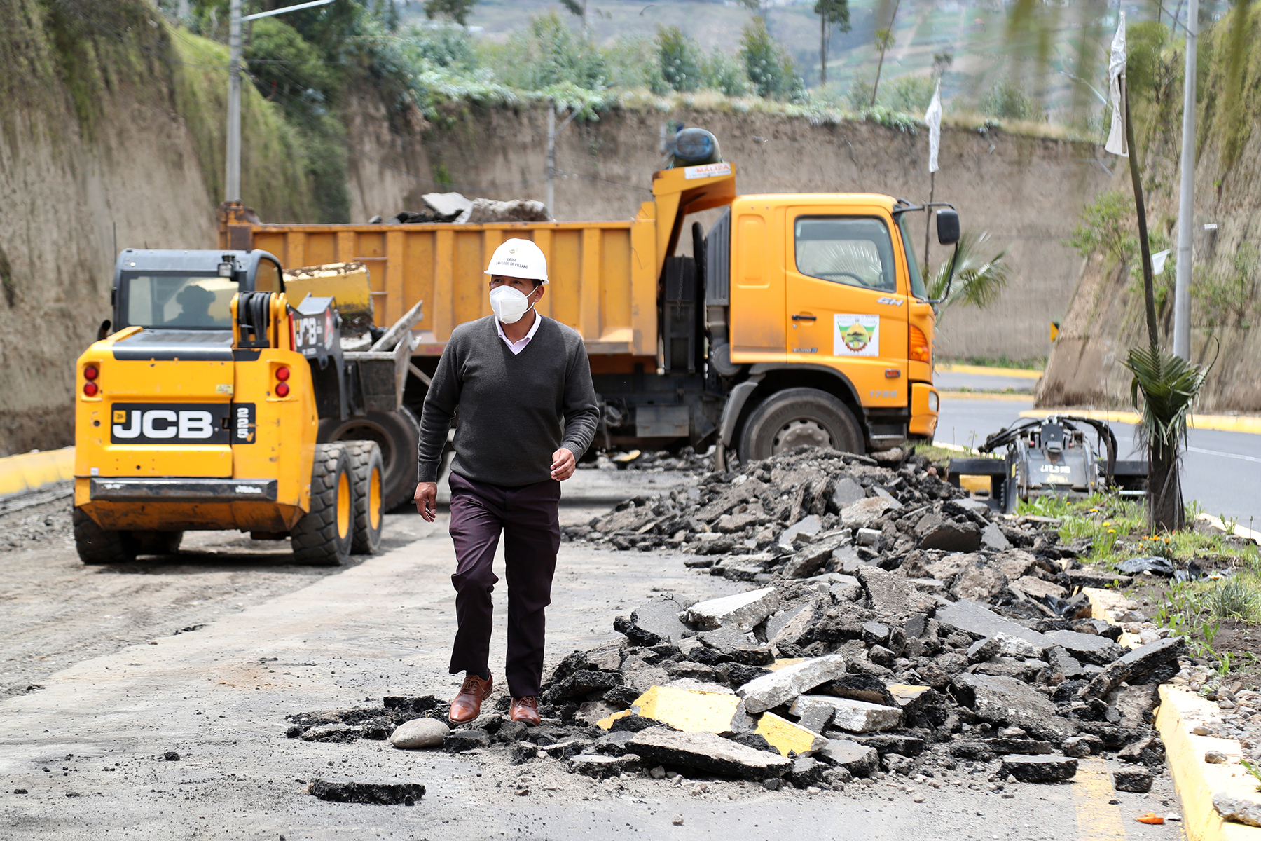 REPARACIÓN DE LA VÍA PÍLLARO – AMBATO QUE SE AFECTÓ POR LA FUERTE LLUVIA