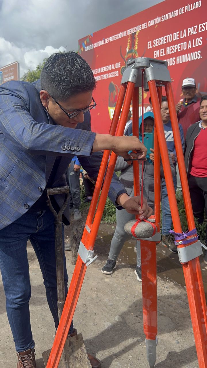 𝐂𝐨𝐥𝐨𝐜𝐚𝐜𝐢𝐨́𝐧 𝐝𝐞 𝐥𝐚 𝐩𝐫𝐢𝐦𝐞𝐫𝐚 𝐩𝐢𝐞𝐝𝐫𝐚 𝐞𝐧 𝐥𝐚 𝐨𝐛𝐫𝐚: 𝐑𝐞𝐝𝐨𝐧𝐝𝐞𝐥, 𝐏𝐚𝐫𝐭𝐞𝐫𝐫𝐞, 𝐀𝐜𝐞𝐫𝐚𝐬 𝐲 𝐨𝐛𝐫𝐚𝐬 𝐜𝐨𝐦𝐩𝐥𝐞𝐦𝐞𝐧𝐭𝐚𝐫𝐢𝐚𝐬 𝐞𝐧 𝐞𝐥 𝐬𝐞𝐜𝐭𝐨𝐫 𝐞𝐥 𝐘𝐚𝐦𝐛𝐨 𝐝𝐞 𝐥𝐚 𝐩𝐚𝐫𝐫𝐨𝐪𝐮𝐢𝐚 𝐝𝐞 𝐒𝐚𝐧 𝐀𝐧𝐝𝐫𝐞́𝐬