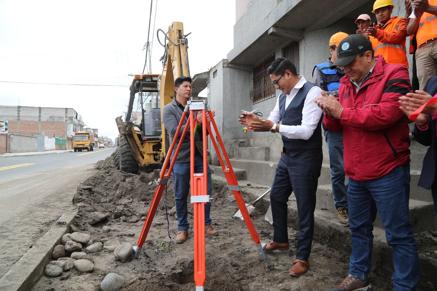 𝐂𝐨𝐥𝐨𝐜𝐚𝐜𝐢𝐨́𝐧 𝐝𝐞 𝐥𝐚 𝐩𝐫𝐢𝐦𝐞𝐫𝐚 𝐩𝐢𝐞𝐝𝐫𝐚 𝐞𝐧 𝐥𝐚 𝐨𝐛𝐫𝐚: 𝐂𝐨𝐧𝐬𝐭𝐫𝐮𝐜𝐜𝐢𝐨́𝐧 𝐝𝐞 𝐀𝐜𝐞𝐫𝐚𝐬, 𝐁𝐨𝐫𝐝𝐢𝐥𝐥𝐨𝐬 𝐲 𝐀𝐥𝐮𝐦𝐛𝐫𝐚𝐝o Público 𝐝𝐞𝐬𝐝𝐞 𝐥𝐚 𝐂𝐚𝐥𝐥𝐞 𝐁𝐨𝐥𝐢́𝐯𝐚𝐫 𝐲 𝐂𝐥𝐚𝐯𝐢𝐣𝐨 𝐡𝐚𝐬𝐭𝐚 𝐞𝐥 𝐏𝐚𝐫𝐪𝐮𝐞 𝐐𝐮𝐢𝐥𝐢𝐦𝐛𝐮𝐥𝐨