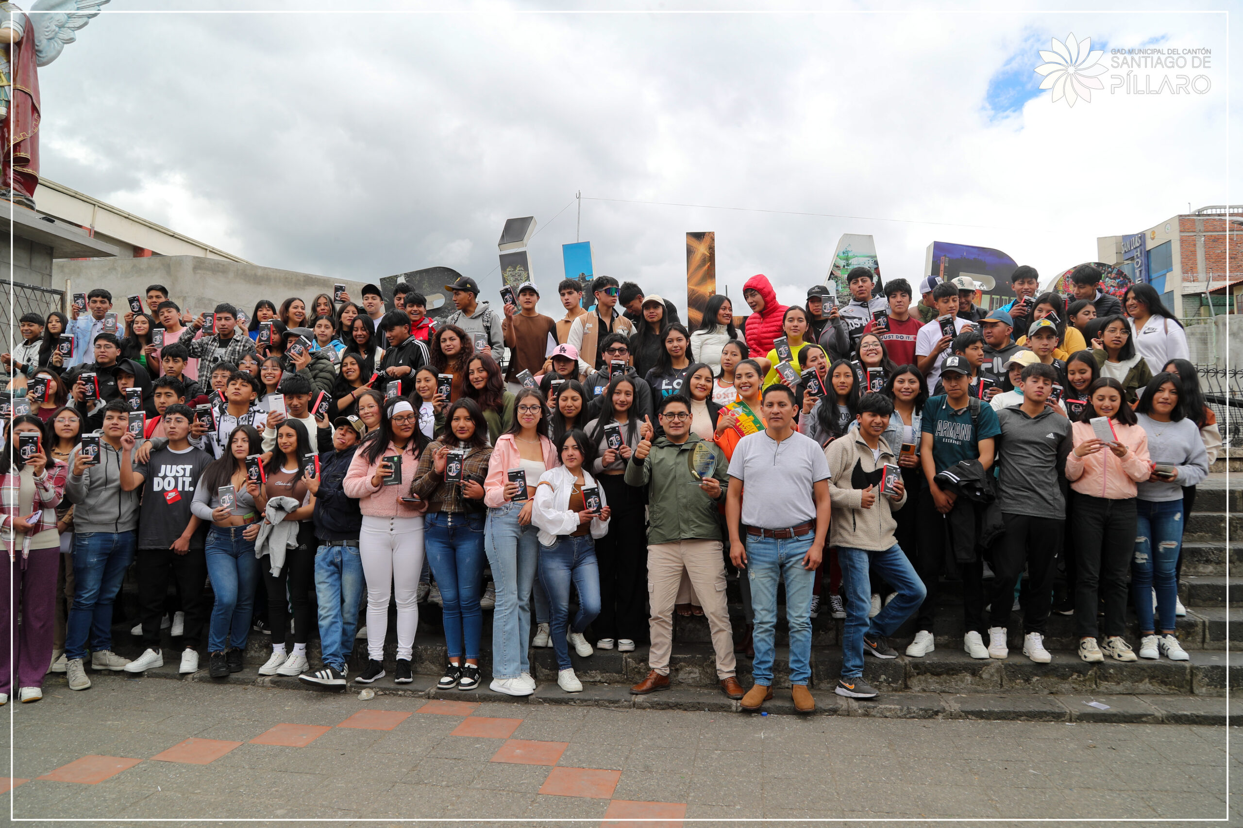 ENTREGA DE LAPTOS Y SMARWACHES A BACHILLERES DEL AÑO 2024 DEL CANTÓN SANTIAGO DE PÍLLARO