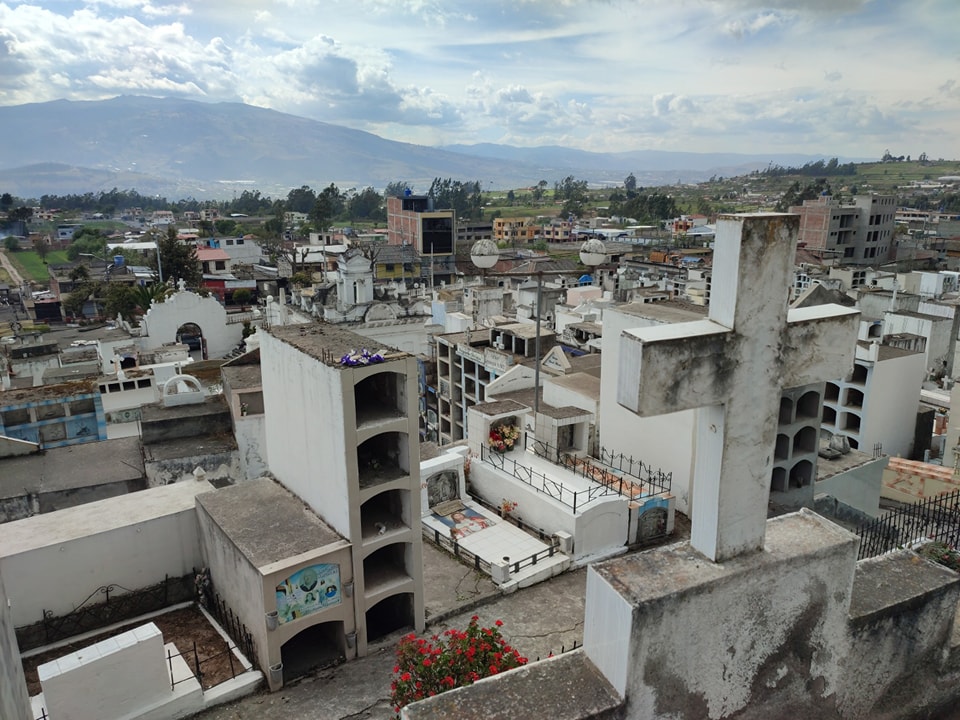 Municipio de Píllaro realiza trabajos de limpieza y Mantenimiento en el Cementerio Central