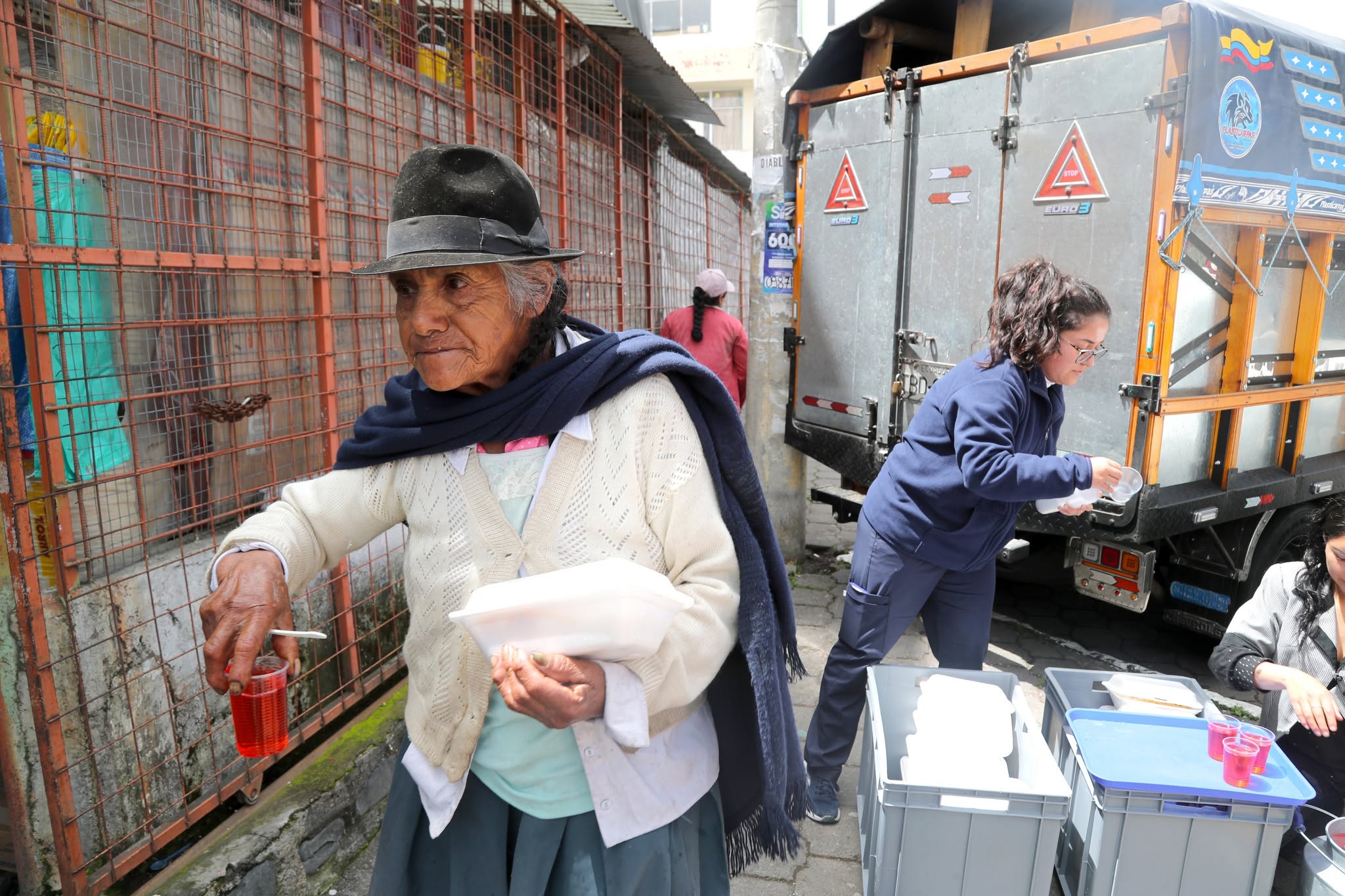 Almuerzos solidarios para adultos mayores y personas de escasos recursos en Píllaro